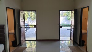 ملاءات للفراش لا تسبب الحساسية ومكواة/لوح كي وواي فاي مجانًا