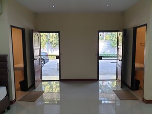 Grand Deluxe | Hypo-allergenic bedding, iron/ironing board, free WiFi, bed sheets - Friend's House Resort (Bangkok)