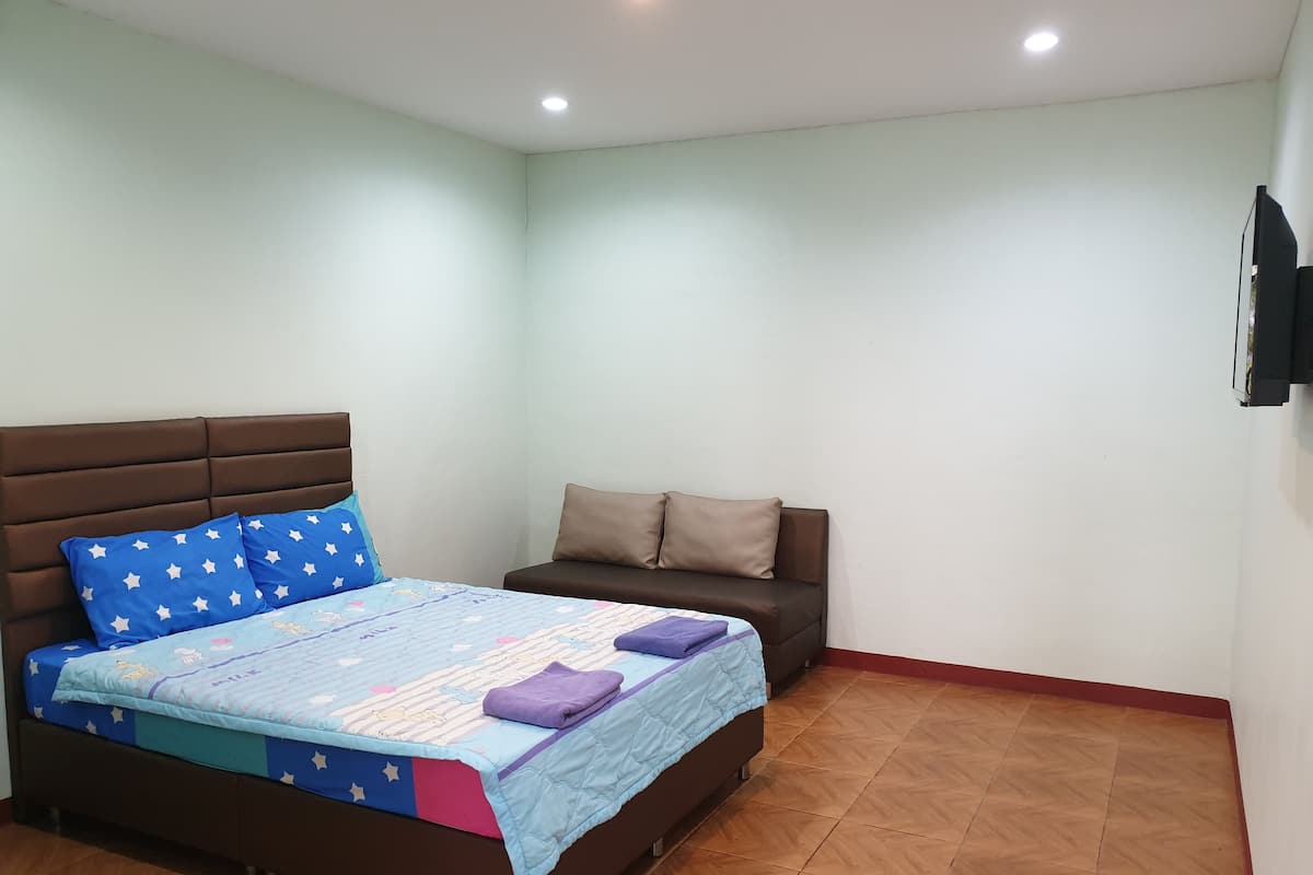 Hypo-allergenic bedding, iron/ironing board, free WiFi, bed sheets