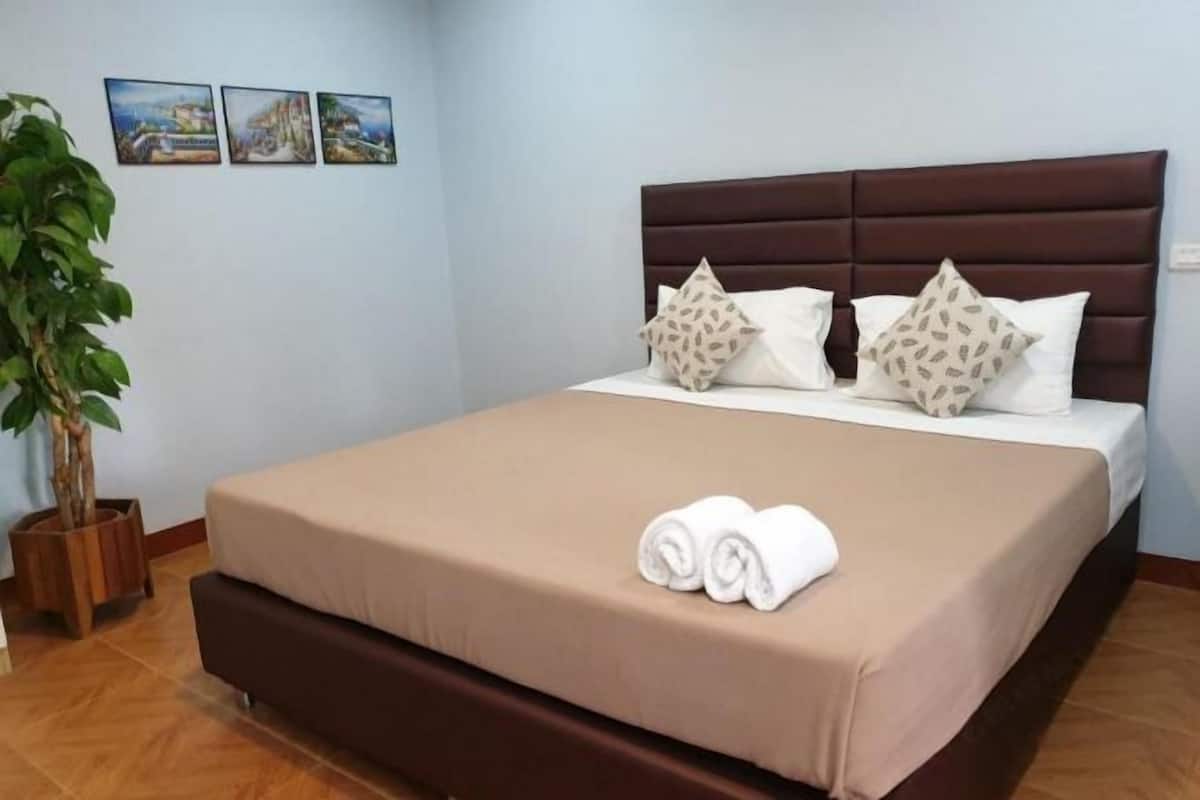 Hypo-allergenic bedding, iron/ironing board, free WiFi, bed sheets