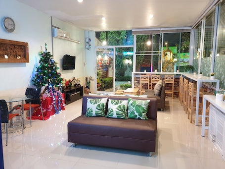 Lobby lounge. Friend's House Resort
