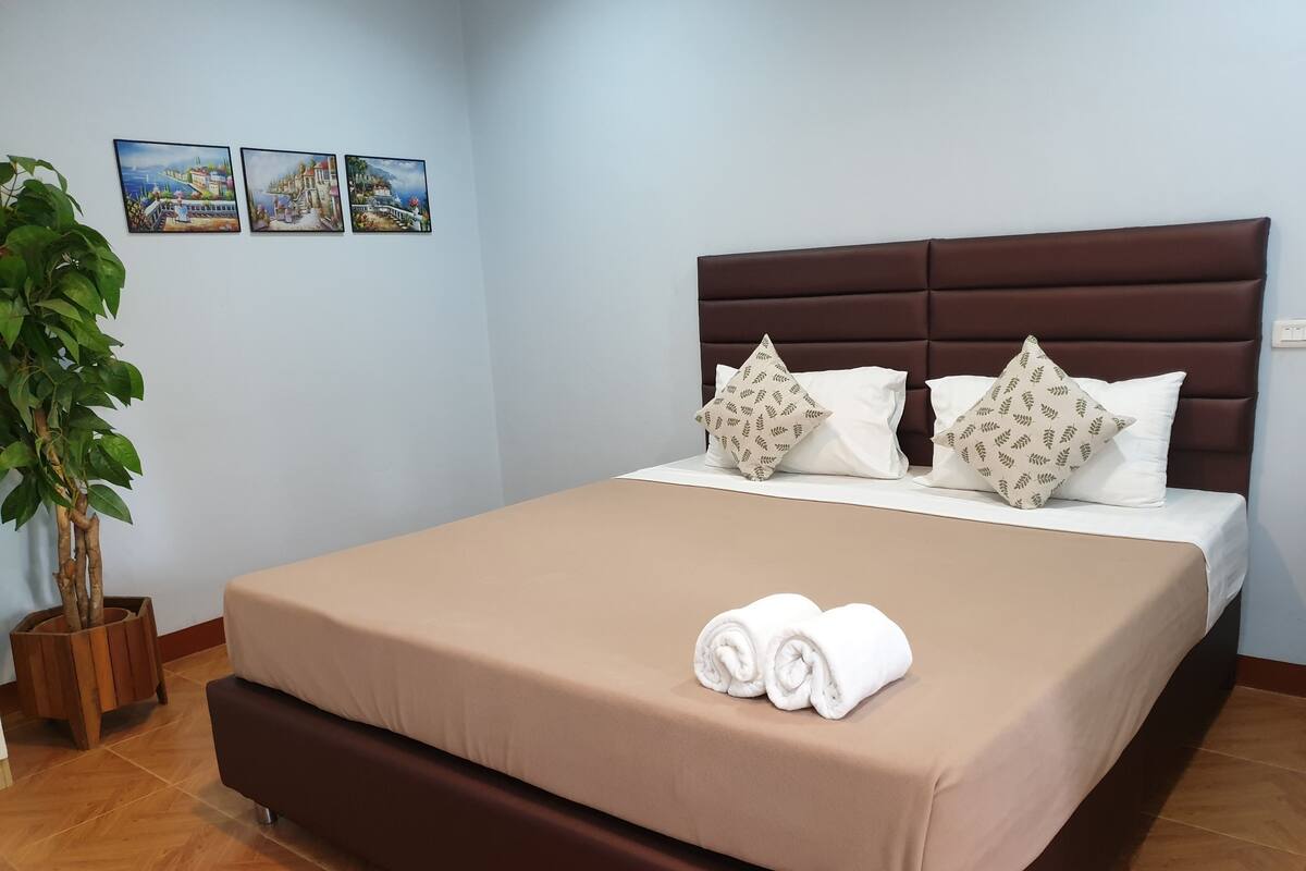 Deluxe Room, 1 Double Bed, Ground Floor | Hypo-allergenic bedding available, iron/ironing board (on request)