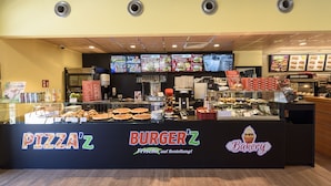ランチ、ディナーに営業