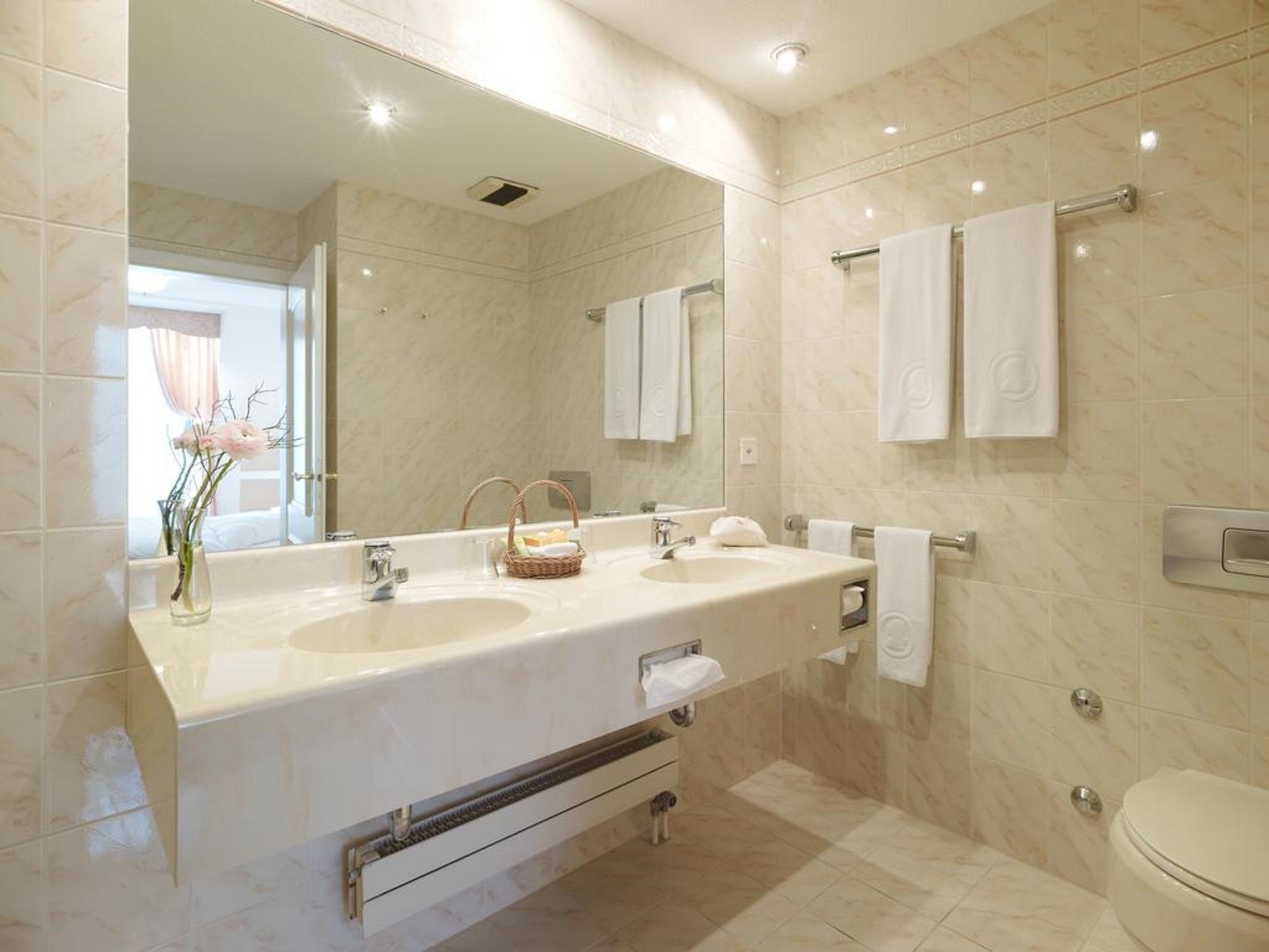 double room | bathroom | combined shower/bathtub, free toiletries, hair dryer, towels