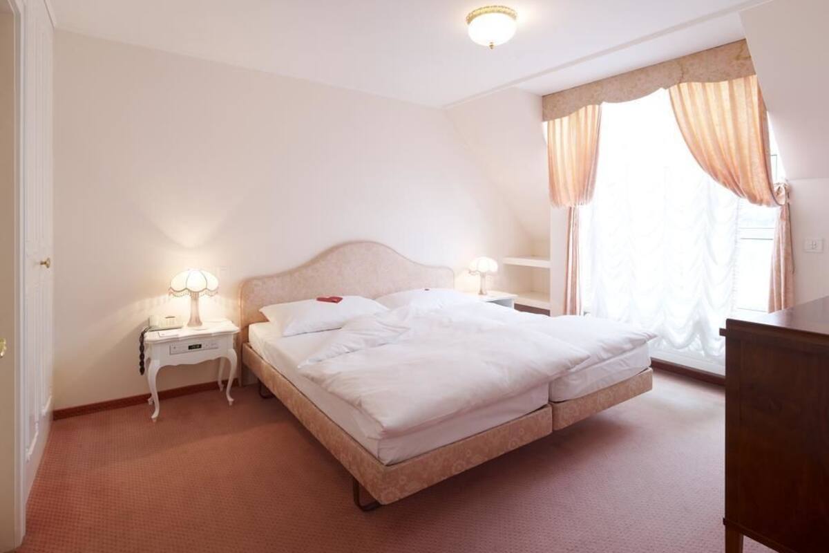 Suite, 1 Bedroom | 1 bilik tidur, bar mini, peti besi dalam bilik, meja