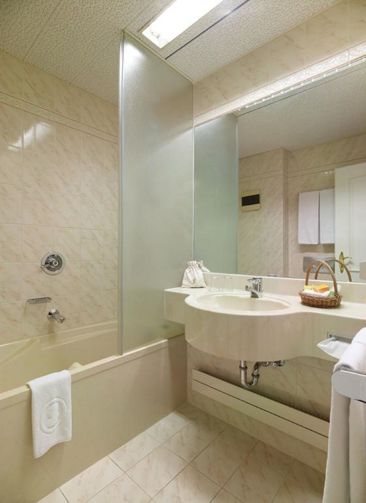 single room, 1 queen bed | bathroom | combined shower/bathtub, free toiletries, hair dryer, towels