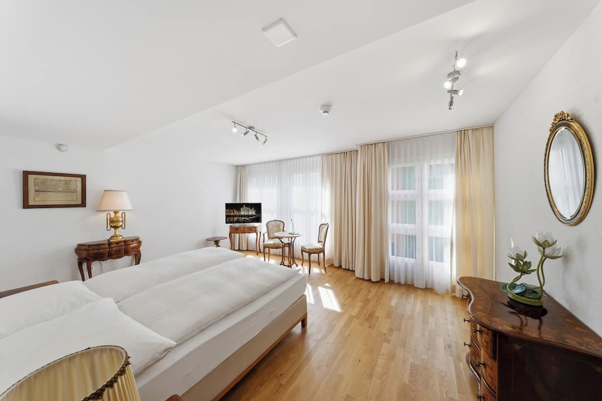 Studio, Kitchen | Minibar, in-room safe, desk, soundproofing