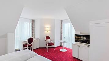 Kahden hengen huone, 1 keskisuuri parisänky, järven rannalla | Minibaari, tallelokero huoneessa, työpöytä, äänieristys