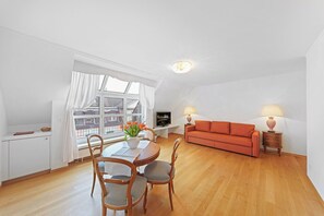Suite, 1 Bedroom | Living area