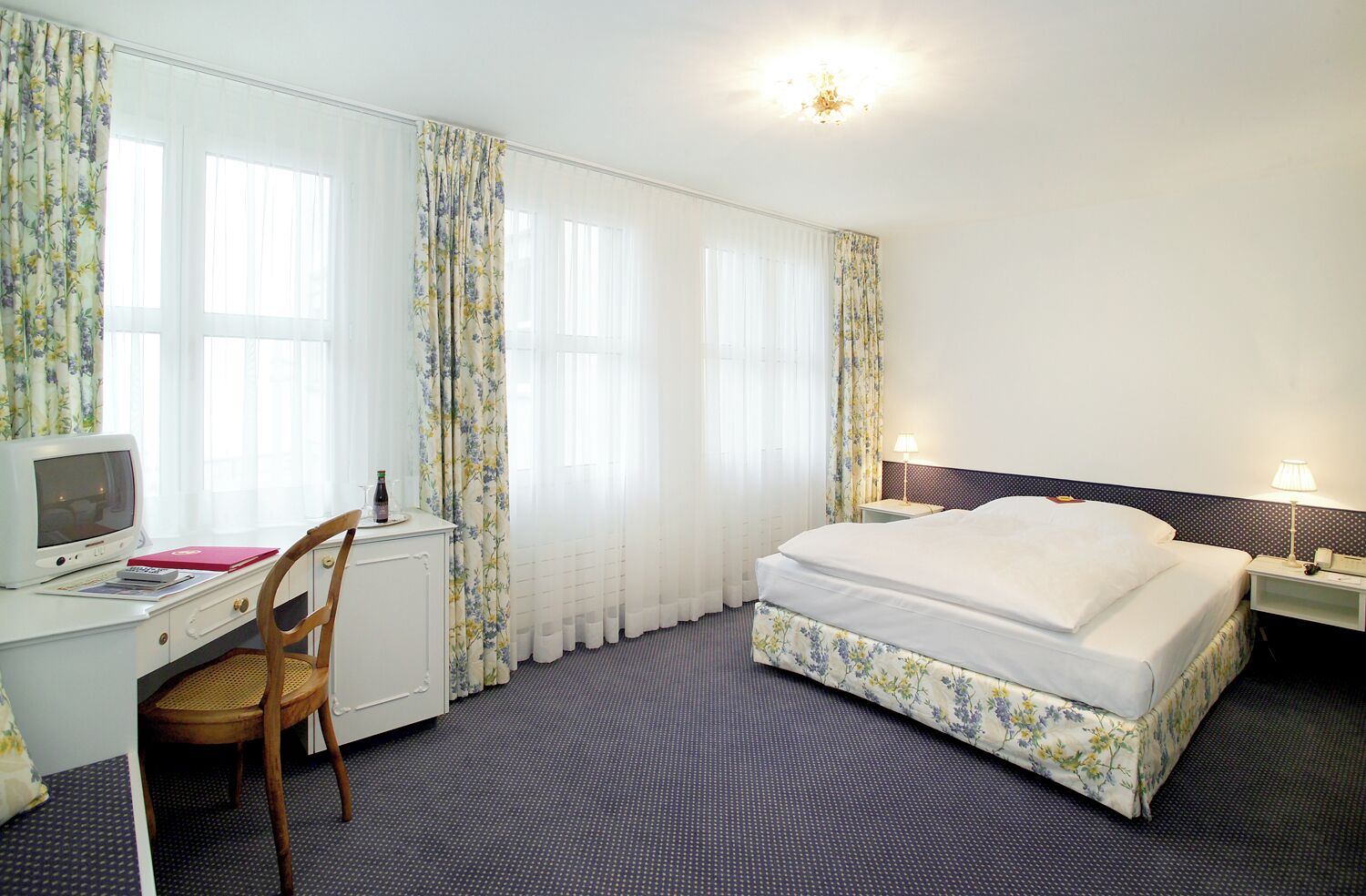 single room, 1 queen bed | 1 bedroom, minibar, in-room safe, desk