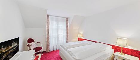 Chambre double, 1 grand lit, côté cour intérieure | Minibar, coffre-fort, bureau, système d’insonorisation