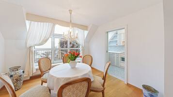 Traditional-Apartment | Essbereich im Zimmer