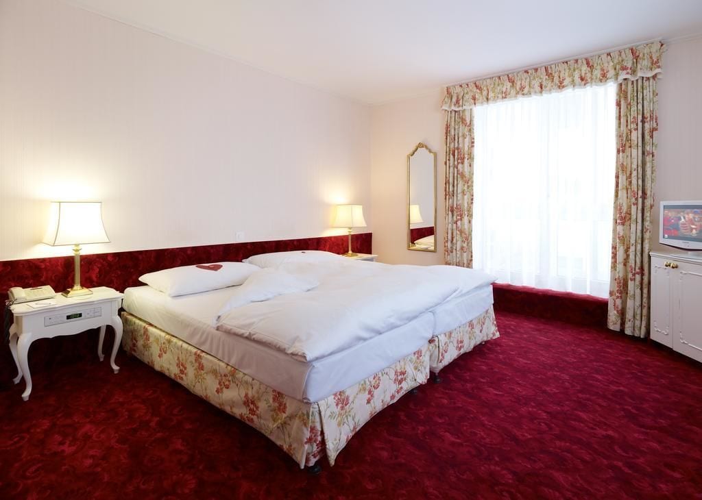 double room | 1 bedroom, minibar, in-room safe, desk