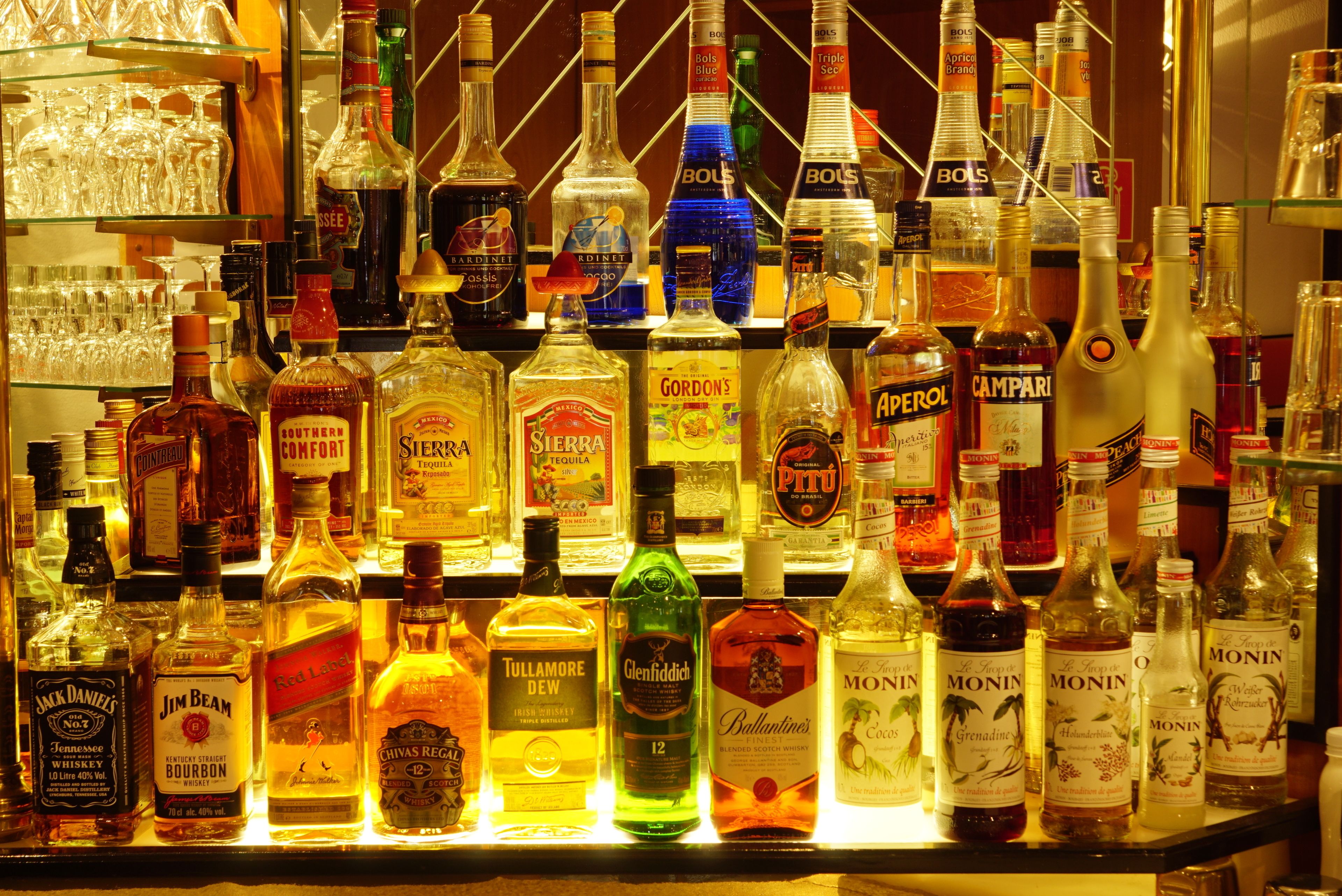 Eine Bar mit einer Auswahl an alkoholischen Getränken, darunter Whiskey, Tequila und weitere Spirituosen.