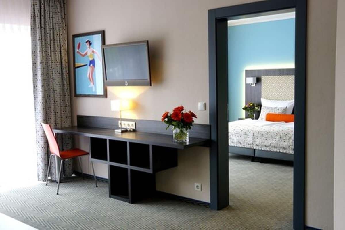 Suite, Balcony | 1 bedroom, premium bedding, desk, laptop workspace