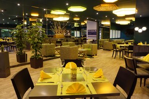 Lunch and dinner served, Regional cuisine - Trans World Hotel Auefeld (Hann. Muenden)