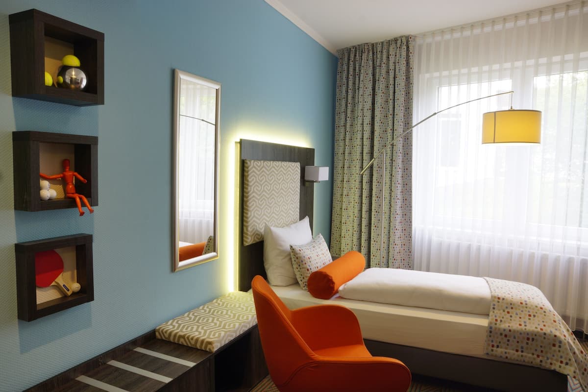 1 bedroom, premium bedding, desk, laptop workspace