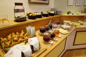 Daily buffet breakfast for a fee - Trans World Hotel Auefeld (Hann. Muenden)