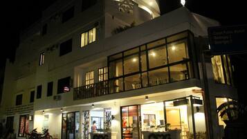 Fassade der Unterkunft – Abend/Nacht