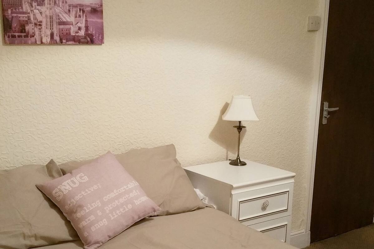 Premium bedding, iron/ironing board, free WiFi