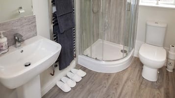 Appartement Luxe, salle de bains attenante, vue jardin | Salle de bain | Serviettes fournies