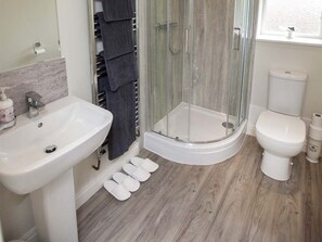 Luxury Apartment, Ensuite, Garden View | Bathroom - The Stables (Settle)