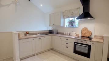 Luxury Apartment, Ensuite, Garden View | Private kitchen