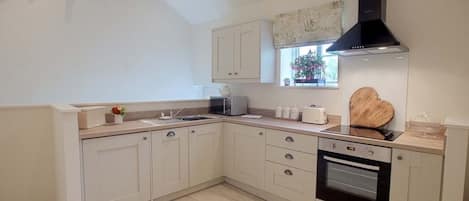 Luxury Apartment, Ensuite, Garden View | Private kitchen