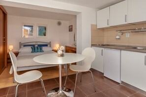Superior studio, terras | Privékitchenette | Een koelkast, een kookplaat, een waterkoker