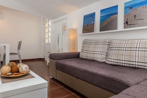 Deluxe appartement, 1 slaapkamer, balkon, uitzicht op zee | Woonruimte | Flatscreentelevisie