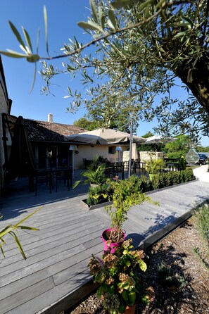 Terrace/patio - Hôtel Spa Restaurant L'Epicurial (Saint-Pey-de-Castets)