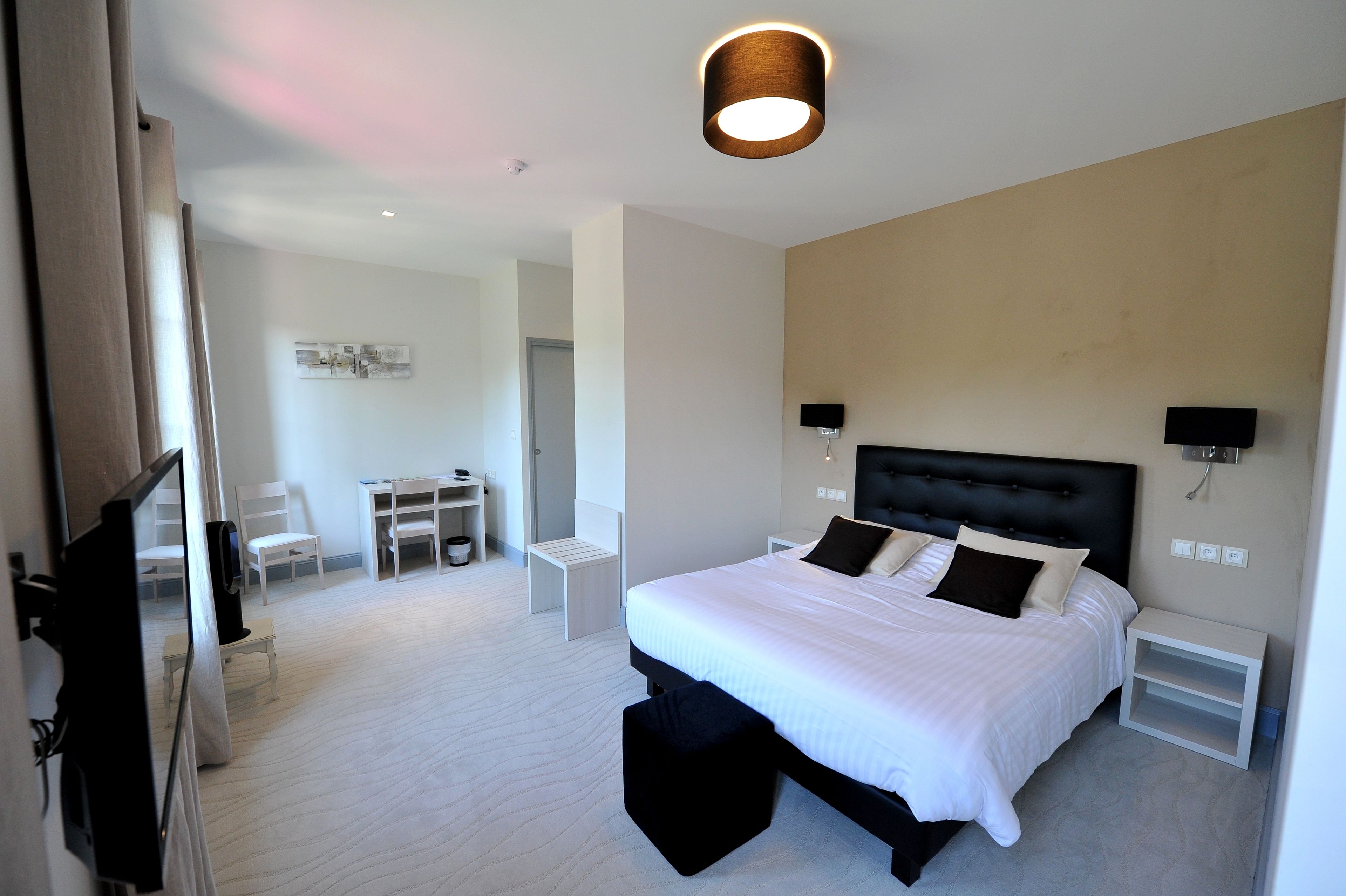 suite | desk, soundproofing, free wifi, wheelchair access