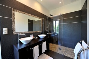 Free toiletries, hair dryer, towels - Hôtel Spa Restaurant L'Epicurial (Saint-Pey-de-Castets)