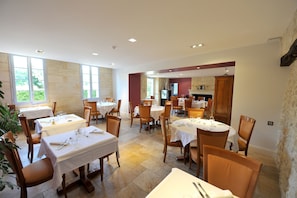 Lunch and dinner served, French cuisine