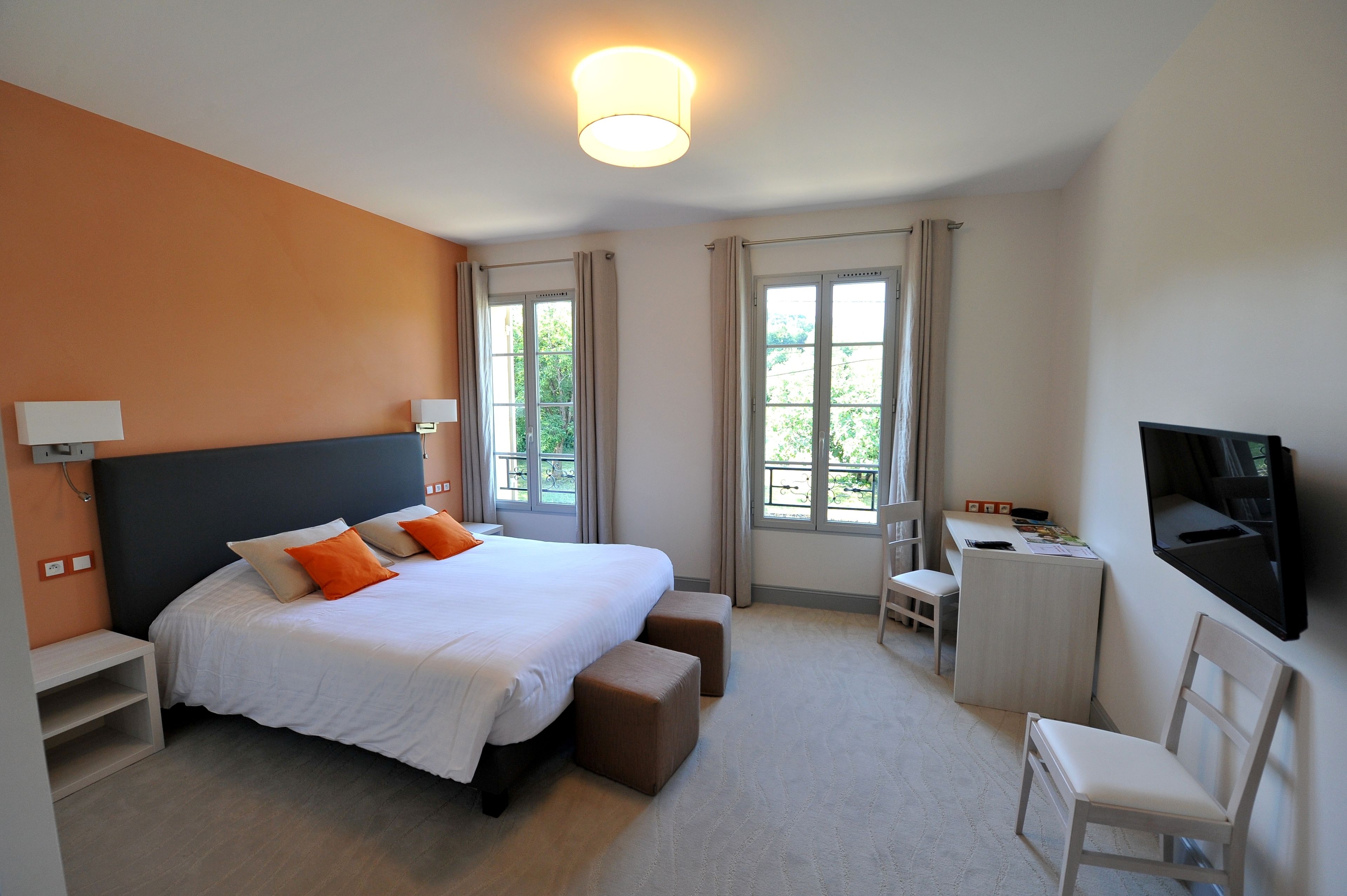 suite | desk, soundproofing, free wifi, wheelchair access