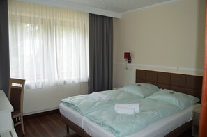 Desk, free WiFi, bed sheets - G&H Hotel Rosengarten (Rosengarten)