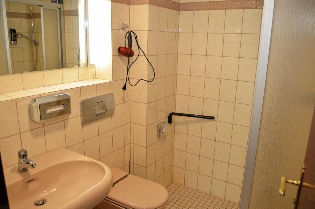 Dusche, kostenlose Toilettenartikel, Haartrockner, Handtücher