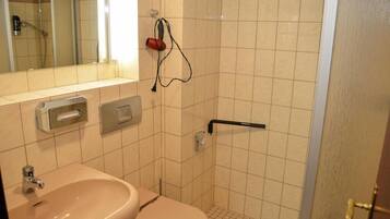 Dusche, kostenlose Toilettenartikel, Haartrockner, Handtücher