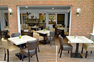 Café da manhã com buffet todos os dias mediante uma taxa