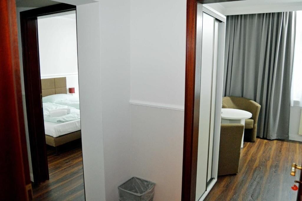 Escritorio, wifi gratis y ropa de cama 