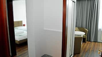 Escritorio, wifi gratis y ropa de cama