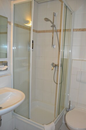 Comfort tweepersoonskamer | Badkamer | Een douche, gratis toiletartikelen, een haardroger, handdoeken