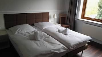 Escritorio, wifi gratis y ropa de cama