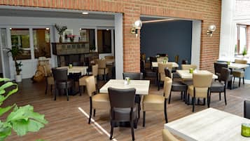 Desayuno buffet diario (EUR 9.9 por persona)