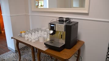 Desayuno buffet diario (EUR 9.9 por persona)