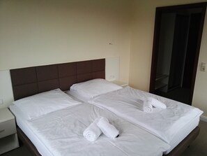 書桌、免費 Wi-Fi、床單