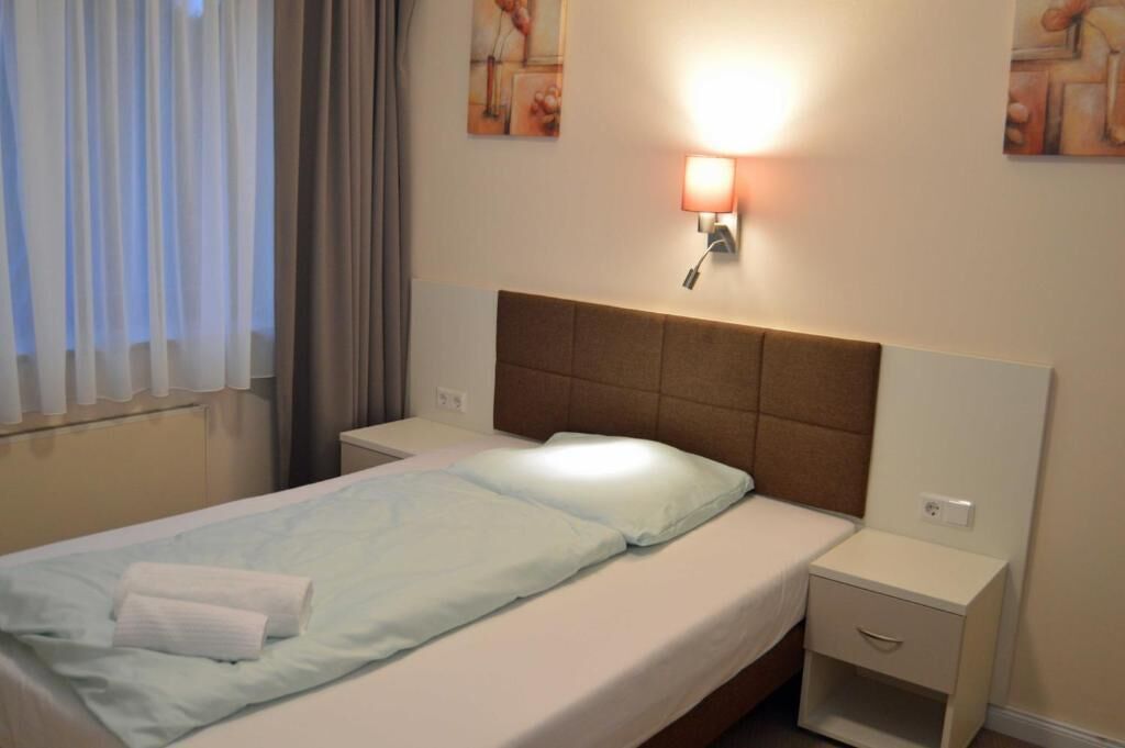 Economy Double Room | Desk, WiFi (free), bed sheets