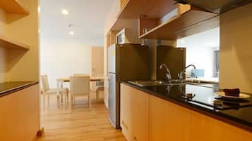 Full-size fridge, microwave, stovetop, coffee/tea maker