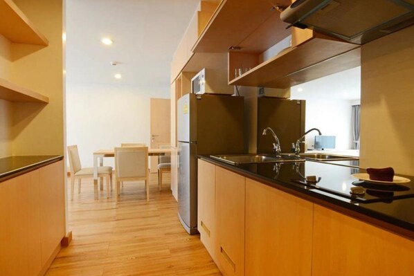 Full-sized fridge, microwave, stovetop, coffee/tea maker