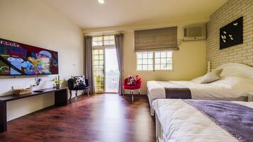 Family Quadruple Room | Desk, soundproofing, free WiFi, bed sheets